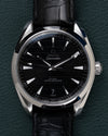 Omega Seamaster Aqua Terra 150M 220.13.41.21.01.001 - Frontale close-up van de wijzerplaat met gestreepte textuur en datumvenster op 7