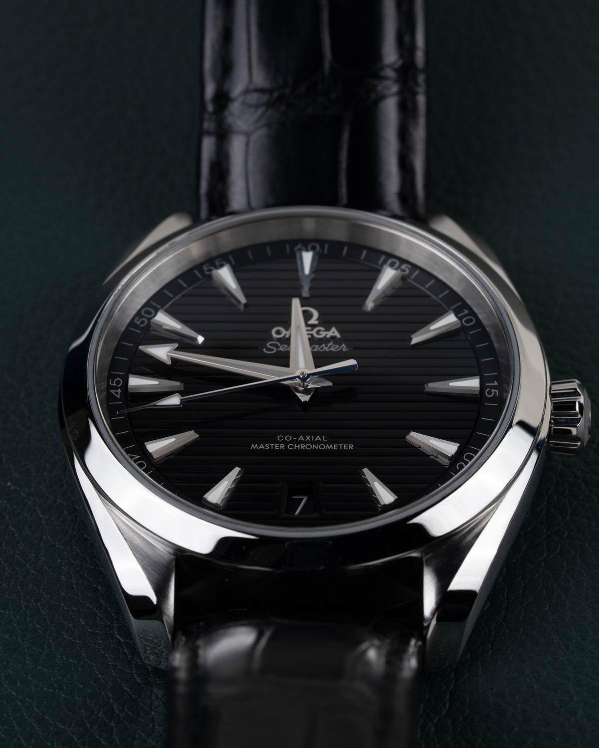 Omega Seamaster Aqua Terra 150M 220.13.41.21.01.001 - Close-up frontaal op de wijzerplaat met de kroon aan de rechterzijde scherp in beeld