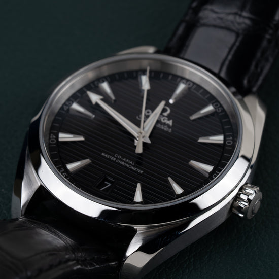 Omega Seamaster Aqua Terra 150M 220.13.41.21.01.001 - Frontaal aanzicht onder een steile hoek met de kroon rechts en de band bovenaan wazig
