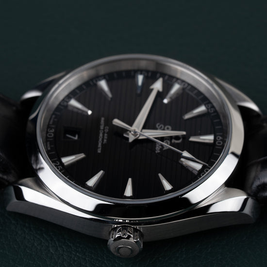 Omega Seamaster Aqua Terra 150M 220.13.41.21.01.001 - Zijaanzicht van de kast met de kroon vooraan tussen de banduiteinden