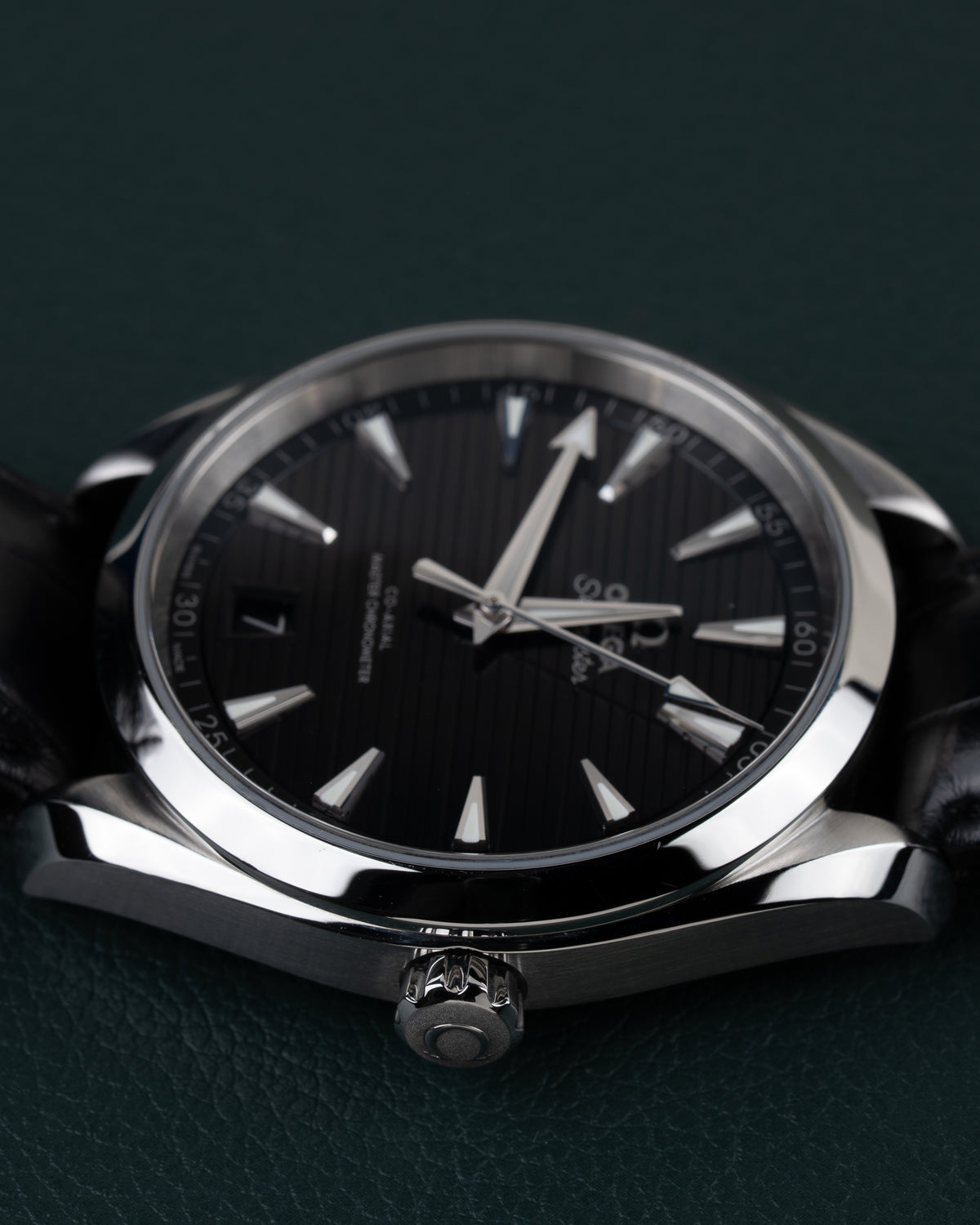 Omega Seamaster Aqua Terra 150M 220.13.41.21.01.001 - Zijaanzicht van de kast met de kroon vooraan tussen de banduiteinden