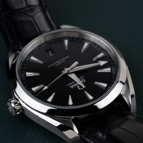 Omega Seamaster Aqua Terra 150M 220.13.41.21.01.001 - Ondersteboven aanzicht schuin van opzij met de kroon aan de linkerzijde