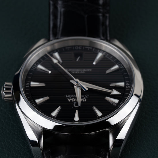 Omega Seamaster Aqua Terra 150M 220.13.41.21.01.001 - Frontaal aanzicht ondersteboven met de kroon aan de linkerzijde en de band bovenaan in beeld