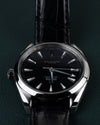 Omega Seamaster Aqua Terra 150M 220.13.41.21.01.001 - Bovenaanzicht ondersteboven met de kroon aan de linkerzijde en blauwe wijzers zichtbaar
