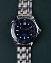 Omega Seamaster Diver 300M 212.30.36.20.03.001 - Volledig horloge recht van boven met blauwe wijzerplaat en stalen schakelband