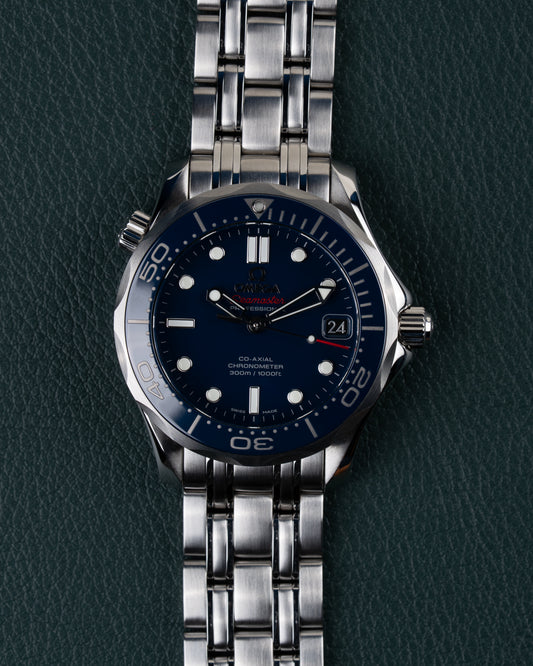 Omega Seamaster Diver 300M 212.30.36.20.03.001 - Volledig horloge recht van boven met blauwe wijzerplaat en stalen schakelband