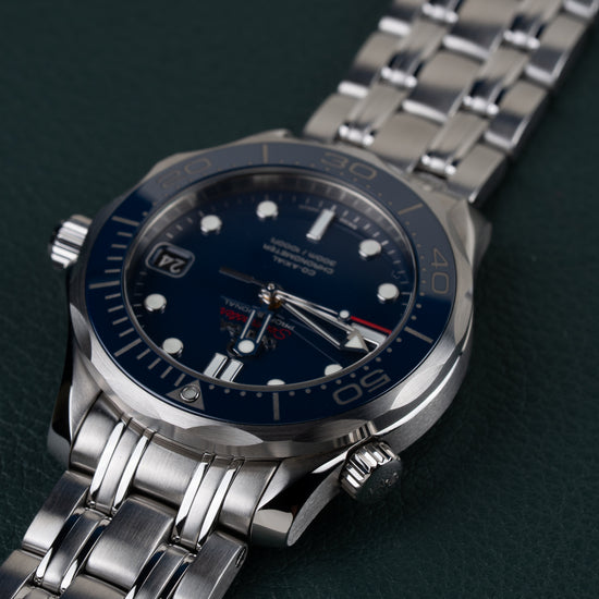 Omega Seamaster Diver 300M 212.30.36.20.03.001 - Bovenaanzicht ondersteboven onder een hoek met de kroon aan de rechterzijde