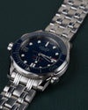 Omega Seamaster Diver 300M 212.30.36.20.03.001 - Bovenaanzicht ondersteboven onder een hoek met de kroon aan de rechterzijde