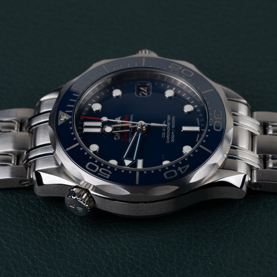 Omega Seamaster Diver 300M 212.30.36.20.03.001 - Bovenaanzicht met de kroon boven de kast en de wijzerplaat recht van voren