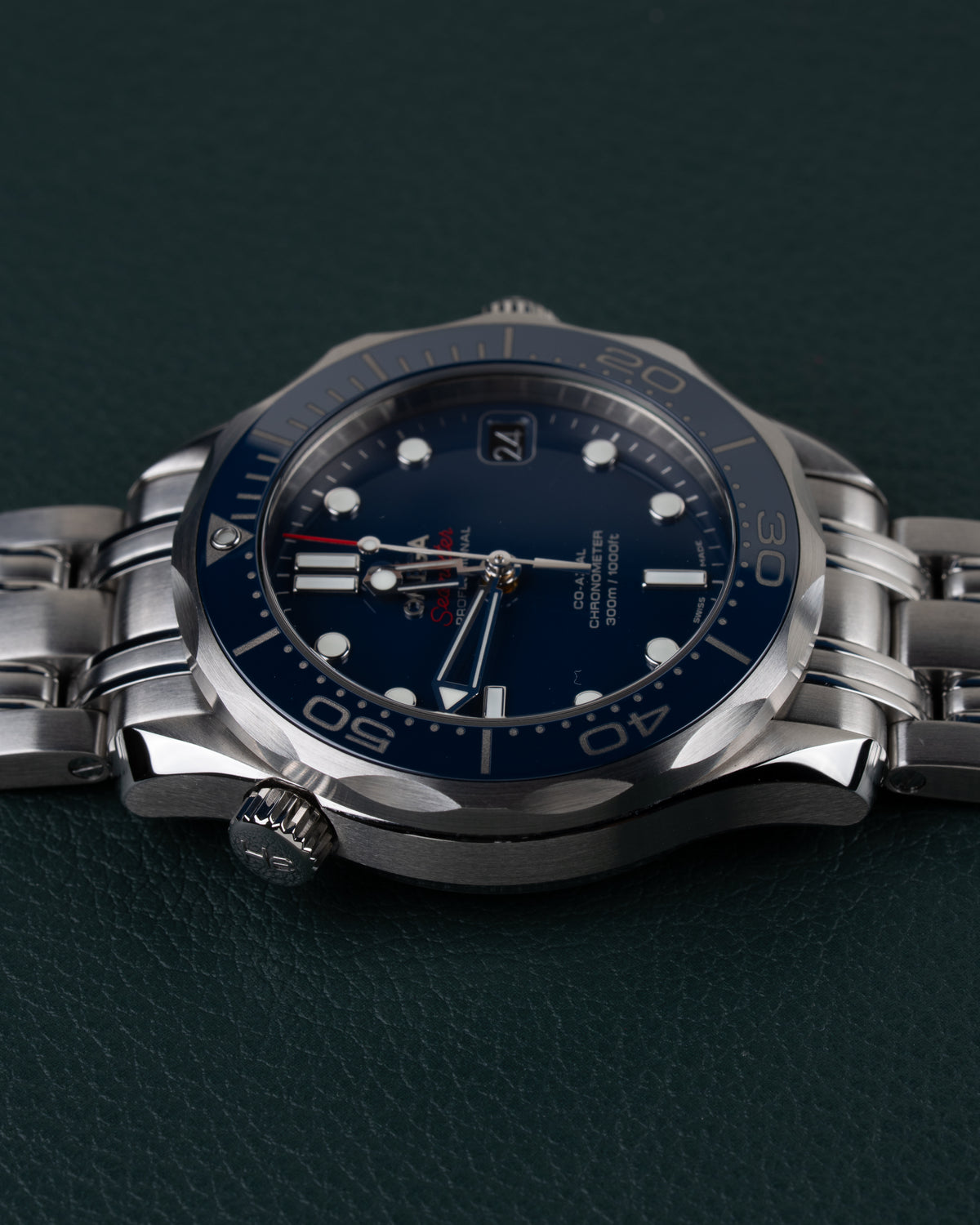 Omega Seamaster Diver 300M 212.30.36.20.03.001 - Bovenaanzicht met de kroon boven de kast en de wijzerplaat recht van voren
