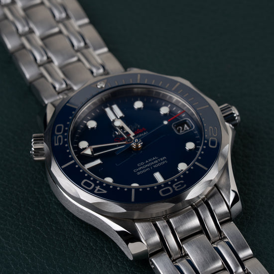 Omega Seamaster Diver 300M 212.30.36.20.03.001 - Frontale close-up onder een hoek met de kroon aan de linkerzijde