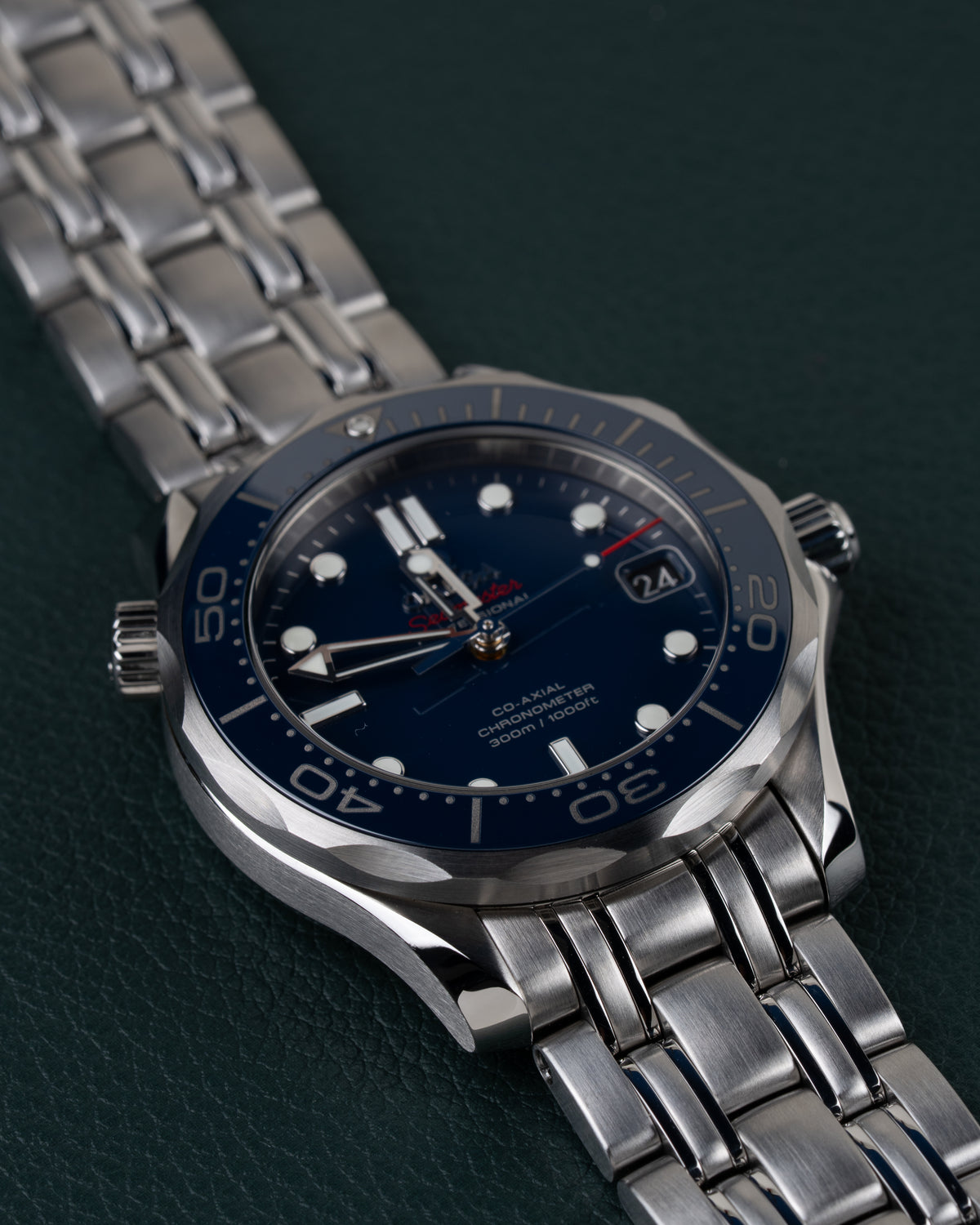 Omega Seamaster Diver 300M 212.30.36.20.03.001 - Frontale close-up onder een hoek met de kroon aan de linkerzijde