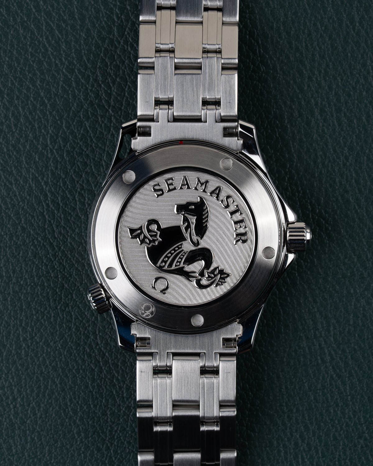 Omega Seamaster Diver 300M 212.30.36.20.03.001 - Achterkant van de kast met het gegraveerde Seamaster zeepaardje-logo