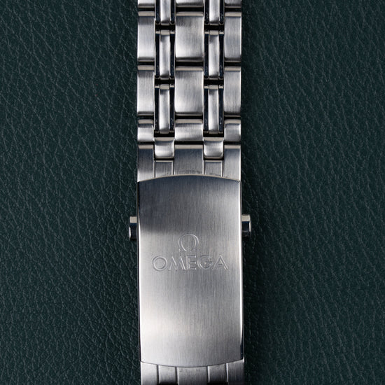 Omega Seamaster Diver 300M 212.30.36.20.03.001 - Close-up van de vouwsluiting met Omega-logo op de stalen schakelband