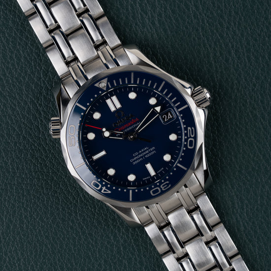 Omega Seamaster Diver 300M 212.30.36.20.03.001 - Frontaal aanzicht onder een hoek met blauwe wijzerplaat en de kroon rechtsboven