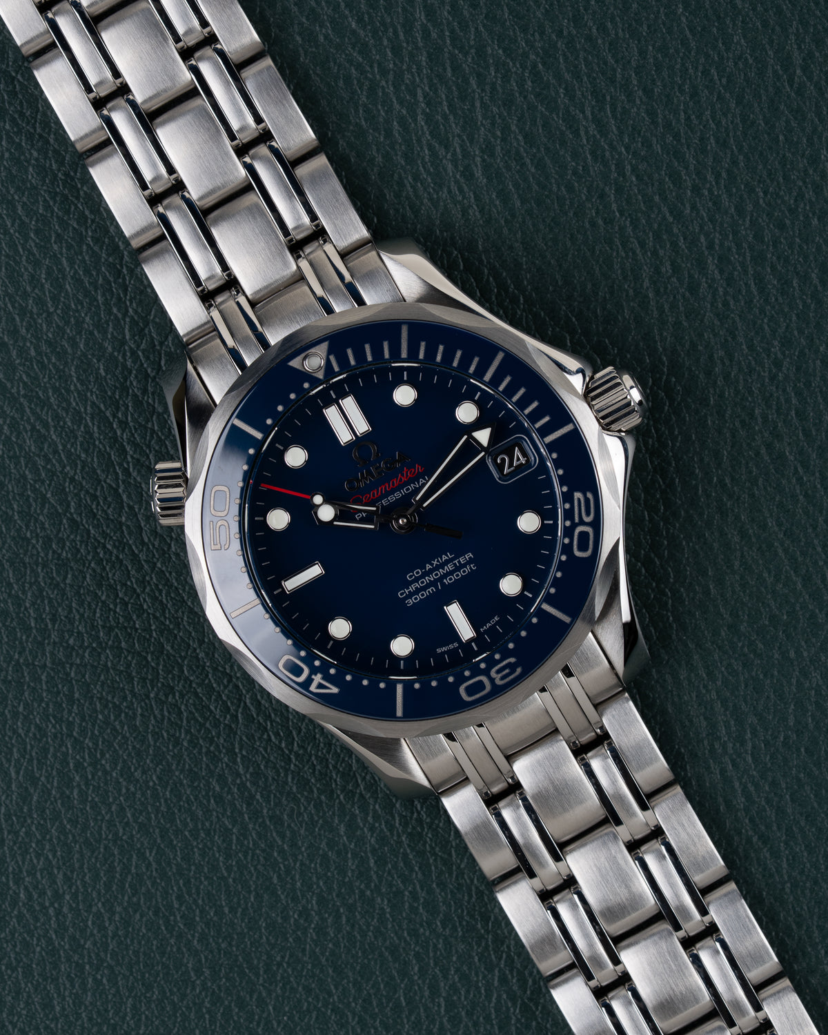 Omega Seamaster Diver 300M 212.30.36.20.03.001 - Frontaal aanzicht onder een hoek met blauwe wijzerplaat en de kroon rechtsboven