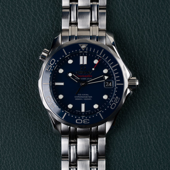 Omega Seamaster Diver 300M 212.30.36.20.03.001 - Frontale close-up van de wijzerplaat met datumvenster op 3 uur en rode secondewijzer