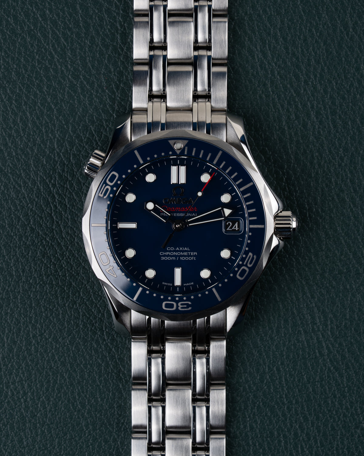 Omega Seamaster Diver 300M 212.30.36.20.03.001 - Frontale close-up van de wijzerplaat met datumvenster op 3 uur en rode secondewijzer