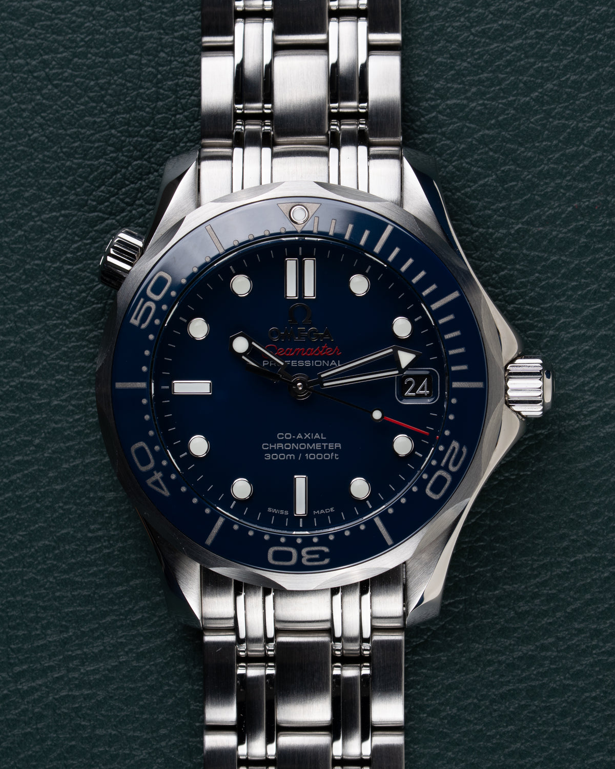 Omega Seamaster Diver 300M 212.30.36.20.03.001 - Frontaal aanzicht van de wijzerplaat met de kroon aan de rechterzijde scherp in beeld