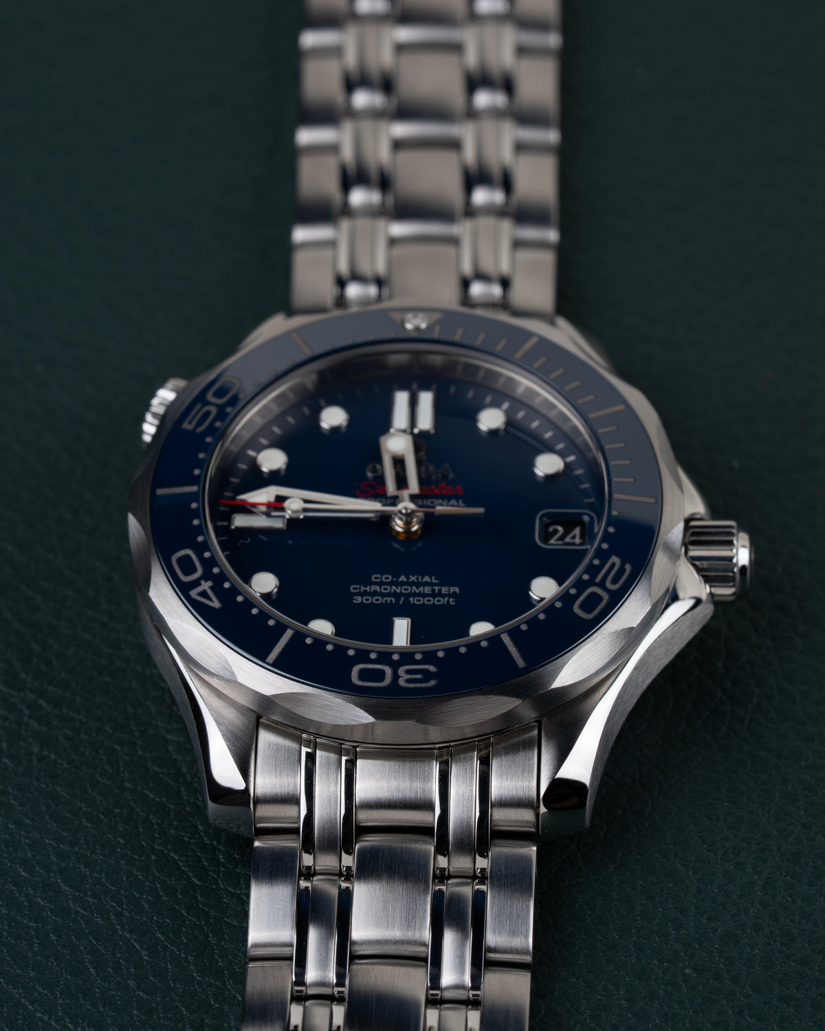 Omega Seamaster Diver 300M 212.30.36.20.03.001 - Frontale close-up recht van voren met de gefacetteerde bezel scherp in beeld