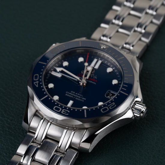 Omega Seamaster Diver 300M 212.30.36.20.03.001 - Frontaal aanzicht onder een steile hoek met de kroon rechts en de schakelband schuin naar boven