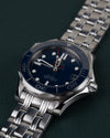 Omega Seamaster Diver 300M 212.30.36.20.03.001 - Frontaal aanzicht onder een steile hoek met de kroon rechts en de schakelband schuin naar boven