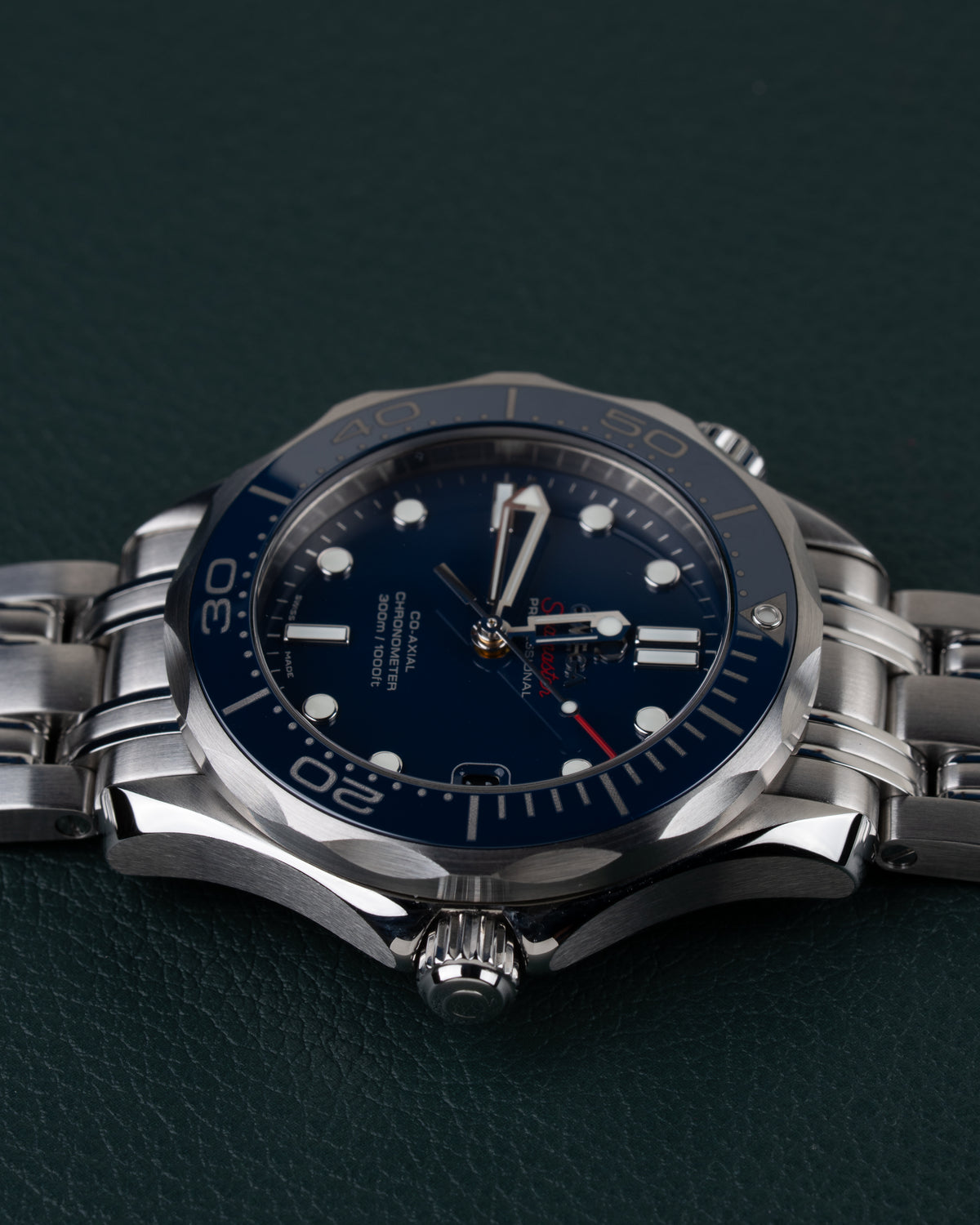 Omega Seamaster Diver 300M 212.30.36.20.03.001 - Ondersteboven aanzicht met de kroon onderaan de kast