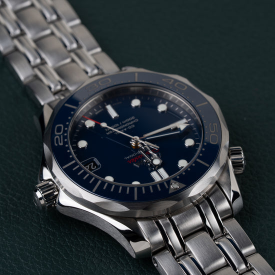 Omega Seamaster Diver 300M 212.30.36.20.03.001 - Frontaal aanzicht ondersteboven met de kroon aan de linkerzijde