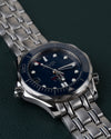 Omega Seamaster Diver 300M 212.30.36.20.03.001 - Frontaal aanzicht ondersteboven met de kroon aan de linkerzijde