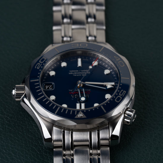 Omega Seamaster Diver 300M 212.30.36.20.03.001 - Bovenaanzicht ondersteboven met de kroon aan weerszijden van de kast