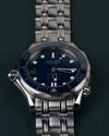 Omega Seamaster Diver 300M 212.30.36.20.03.001 - Bovenaanzicht ondersteboven met de kroon aan weerszijden van de kast
