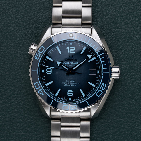 Omega Seamaster Planet Ocean 600M 215.30.40.20.03.002 - frontaal aanzicht van de blauwe keramische wijzerplaat met duikbezel