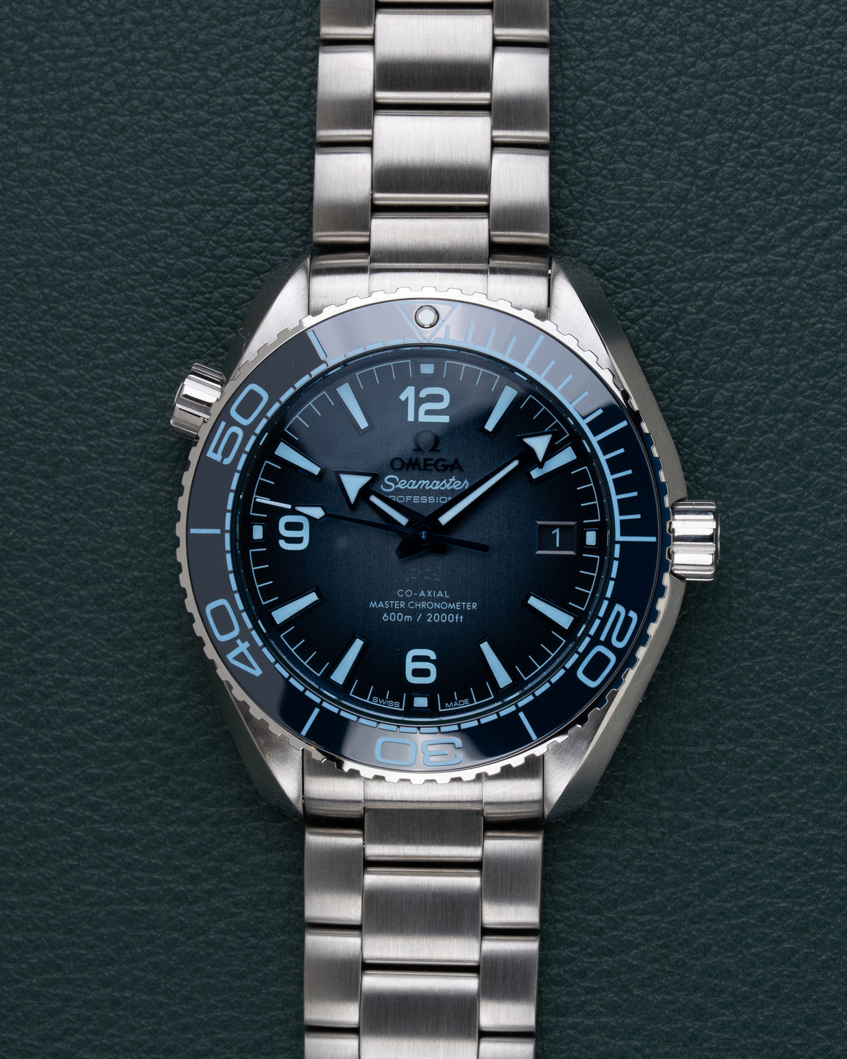 Omega Seamaster Planet Ocean 600M 215.30.40.20.03.002 - frontaal aanzicht van de blauwe keramische wijzerplaat met duikbezel