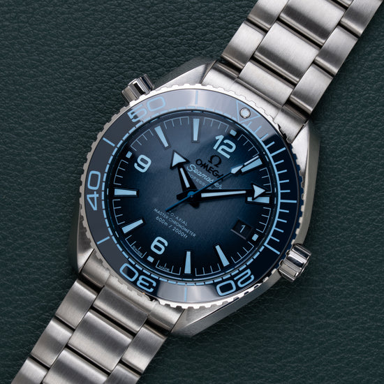 Omega Seamaster Planet Ocean 600M 215.30.40.20.03.002 - diagonaal aanzicht van het horloge, kroon rechts