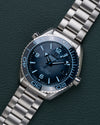 Omega Seamaster Planet Ocean 600M 215.30.40.20.03.002 - diagonaal aanzicht van het horloge, kroon rechts
