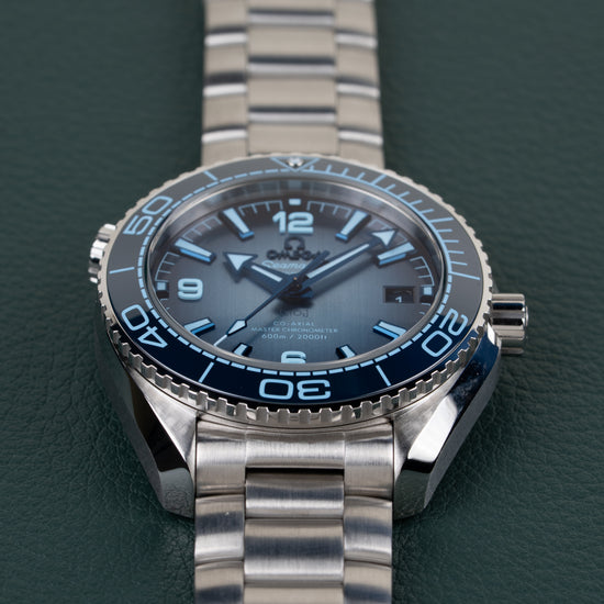 Omega Seamaster Planet Ocean 600M 215.30.40.20.03.002 - close-up van de wijzerplaat met radiaal verloop, kroon rechts