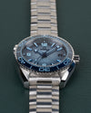 Omega Seamaster Planet Ocean 600M 215.30.40.20.03.002 - close-up van de wijzerplaat met radiaal verloop, kroon rechts