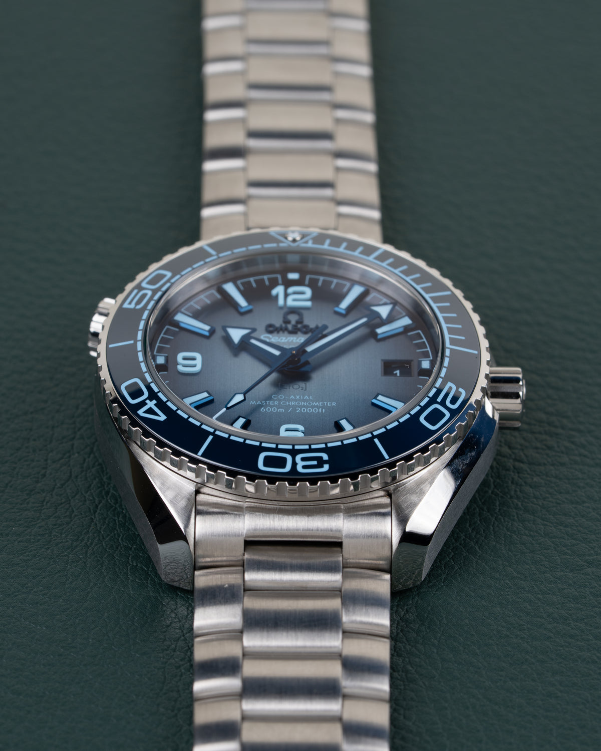 Omega Seamaster Planet Ocean 600M 215.30.40.20.03.002 - close-up van de wijzerplaat met radiaal verloop, kroon rechts