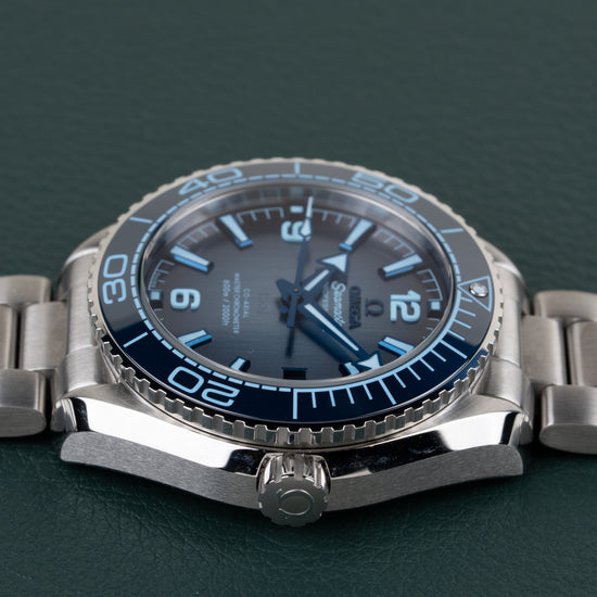 Omega Seamaster Planet Ocean 600M 215.30.40.20.03.002 - horloge 90 graden gedraaid gefotografeerd, kroon onderaan