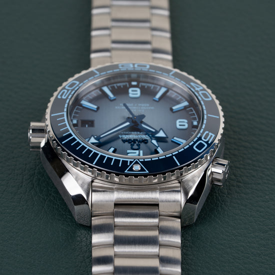 Omega Seamaster Planet Ocean 600M 215.30.40.20.03.002 - ondersteboven diagonaal aanzicht van de wijzerplaat, kroon links