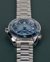 Omega Seamaster Planet Ocean 600M 215.30.40.20.03.002 - ondersteboven diagonaal aanzicht van de wijzerplaat, kroon links