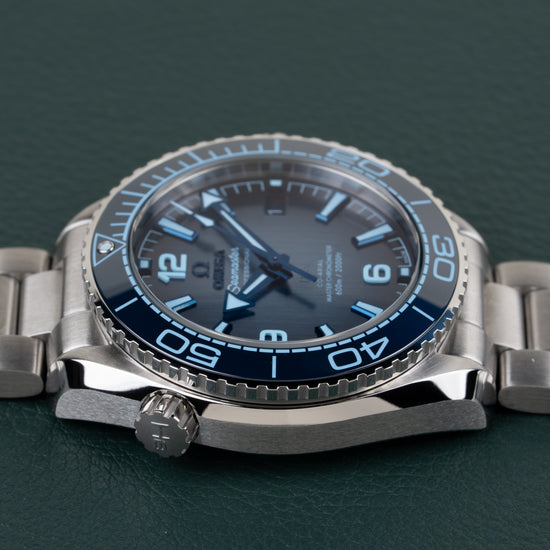 Omega Seamaster Planet Ocean 600M 215.30.40.20.03.002 - rechtstreeks van voren gefotografeerd met kroon links onderaan
