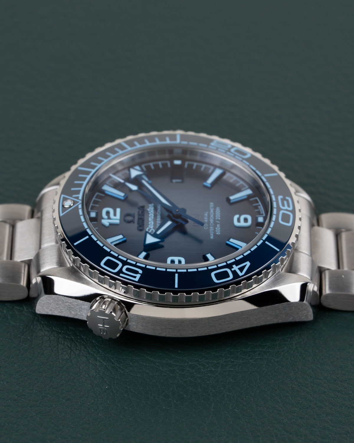 Omega Seamaster Planet Ocean 600M 215.30.40.20.03.002 - rechtstreeks van voren gefotografeerd met kroon links onderaan