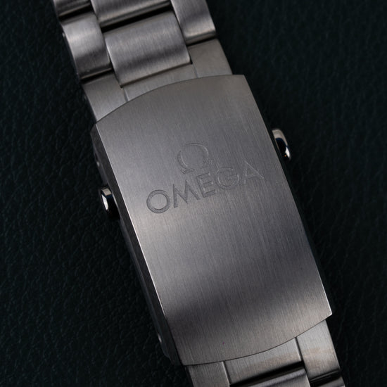 Omega Seamaster Planet Ocean 600M 215.30.40.20.03.002 - close-up van de vouwsluiting met Omega-logo gravering
