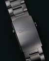 Omega Seamaster Planet Ocean 600M 215.30.40.20.03.002 - close-up van de vouwsluiting met Omega-logo gravering
