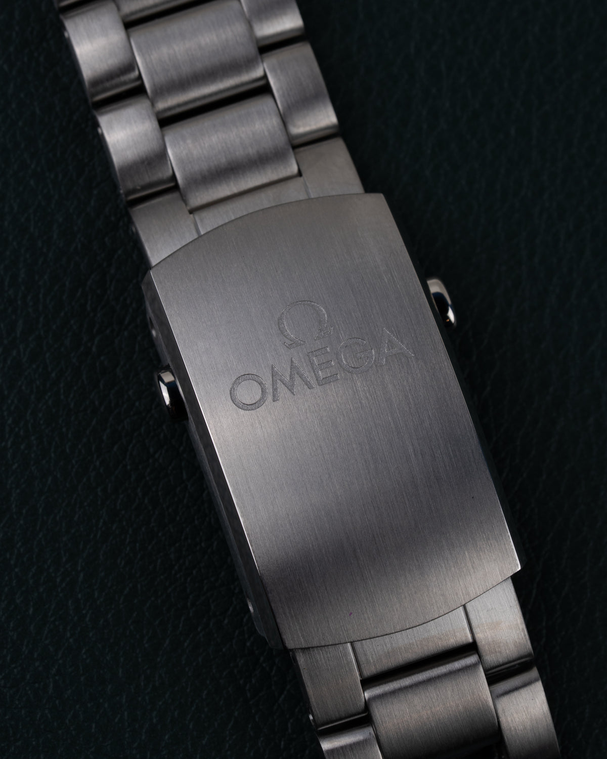 Omega Seamaster Planet Ocean 600M 215.30.40.20.03.002 - close-up van de vouwsluiting met Omega-logo gravering