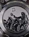 Omega Seamaster Planet Ocean 600M 215.30.40.20.03.002 - close-up van de kastachterkant met graveerwerk van Poseidon en Seamaster Since 1948 tekst