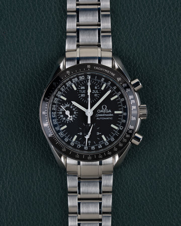 Omega Speedmaster Day-Date 3520.50 - volledig horloge recht van boven met zwarte wijzerplaat en dag-datumaanduiding