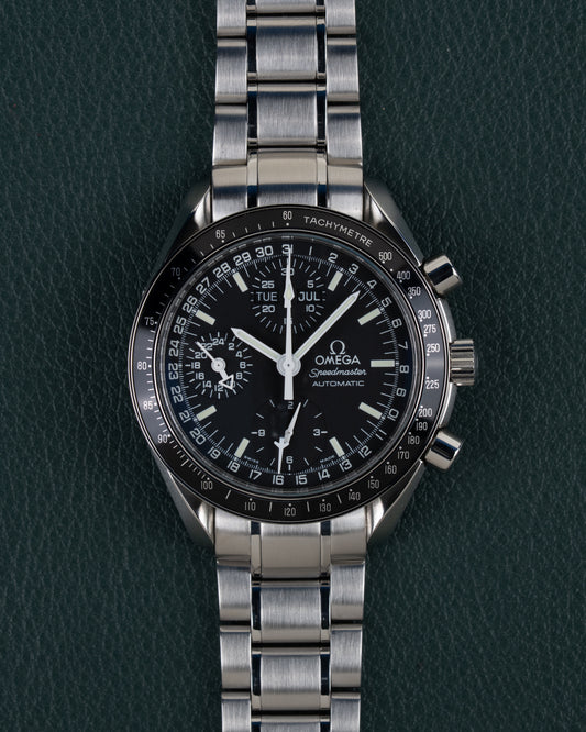 Omega Speedmaster Day-Date 3520.50 - volledig horloge recht van boven met zwarte wijzerplaat en dag-datumaanduiding