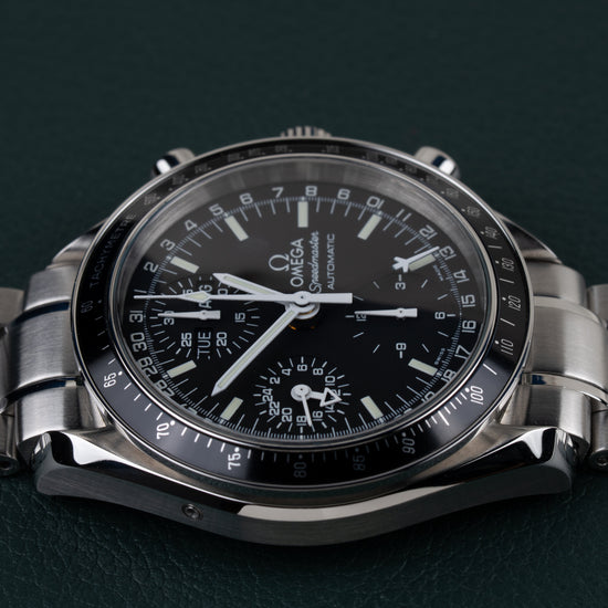 Omega Speedmaster Day-Date 3520.50 - bovenaanzicht met kroon en drukknoppen boven de kast